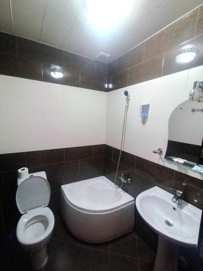 Hotel Vakhtanguri Batumi Bagian luar foto